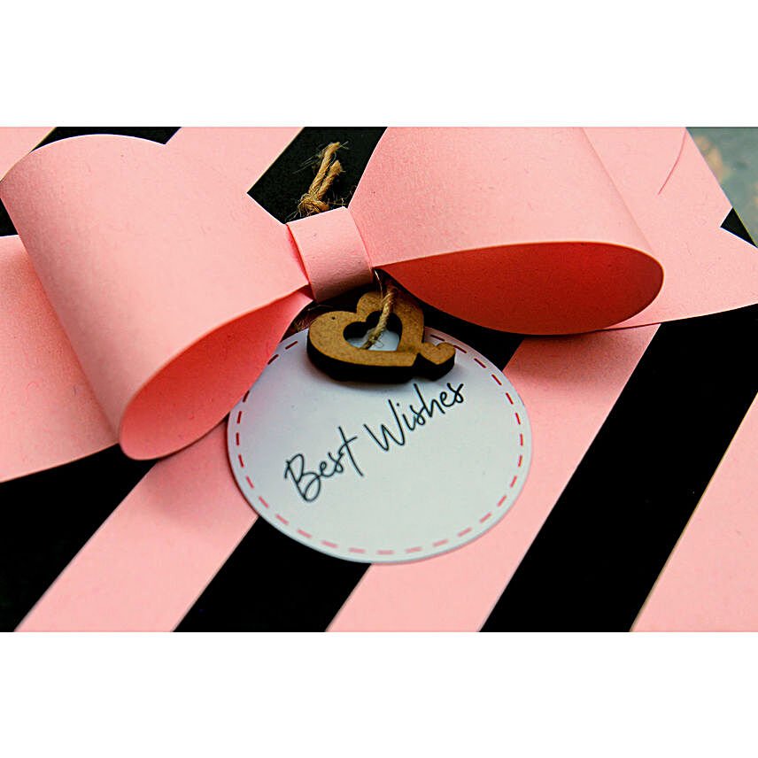 https://shoppingyatra.com/product_images/personalised-pink-luxe-photo-explosion-box_6 (1).jpg